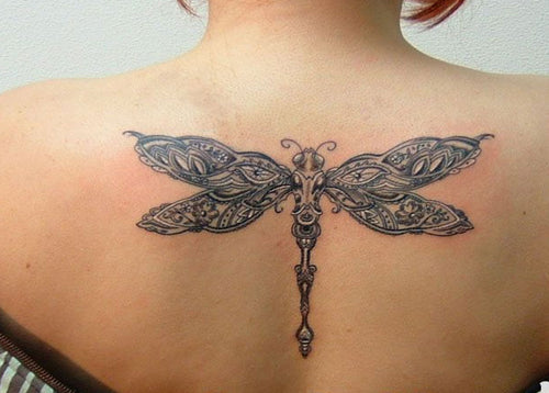 Libellen Tattoos Bedeutung: Symbole und Designs