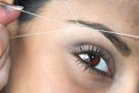 Augenbrauen Styling mit Faden Technik